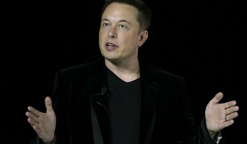 Elon Musk, pe scena când a dezvăluit Tesla Model X Crossover SUV, în 2015. E îmbrăcat într-un sacou negru, pe fundal negru. Sfatul lui Elon Musk pentru Ucraina a fost publicat pe rețeaua de socializare Twitter