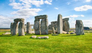 Monumentul Stonehenge, din Marea Britanie, într-o zi însorită. Stonehenge ar ascunde un calendar inedit, potrivit experților