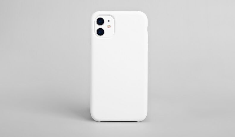 Telefon iPhone 11 alb, pe un fundal gri. Telefonul Osom OV1 ar putea deveni un competitor pentru iPhone