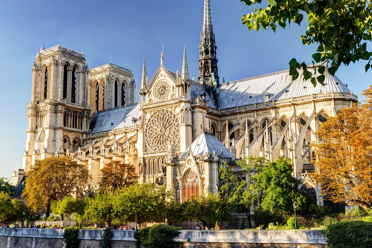 Catedrala Notre-Dame înainte de incendiul din 2019, într-o zi însorită. Un sarcofag de plumb a fost descoperit sub Catedrală