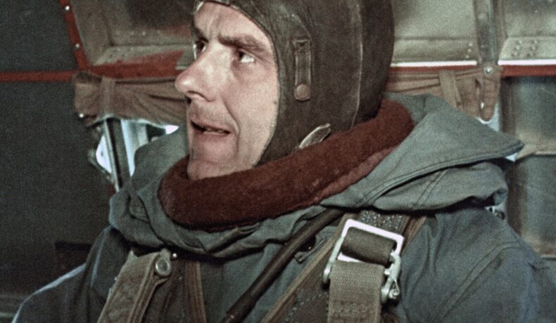 Vladimir Komarov, în echipament, la bordul unui avion, înainte să sară cu parașuta. Vladimir Komarov a devenit primul om care a murit într-un zbor spațial