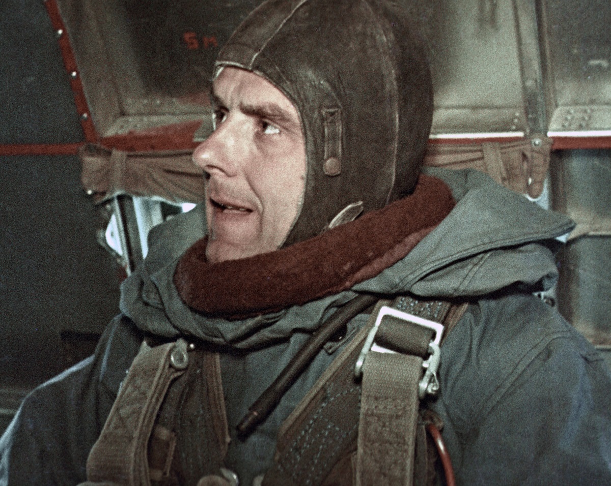 Vladimir Komarov, în echipament, la bordul unui avion, înainte să sară cu parașuta. Vladimir Komarov a devenit primul om care a murit într-un zbor spațial