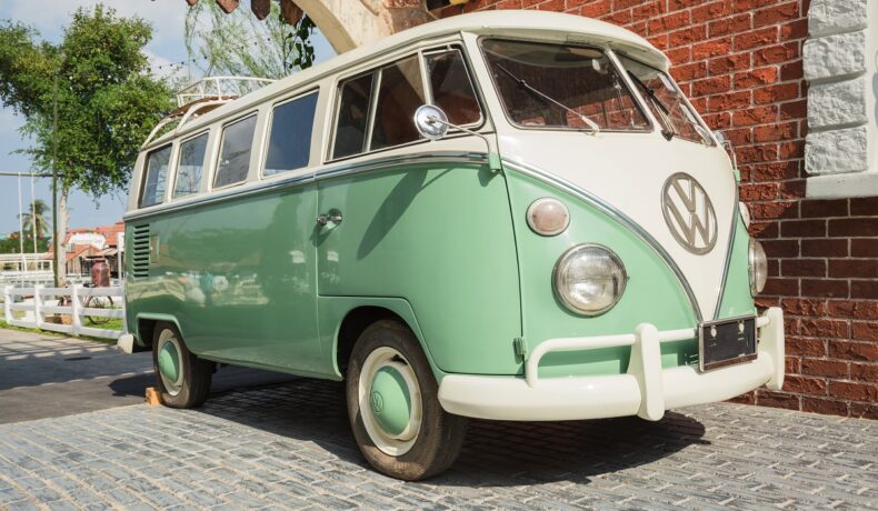 Dubă Volkswagen celebră, în nuanțe de verde și alb, pe o stradă. Volkswagen ID Buzz a fost dezvăluit