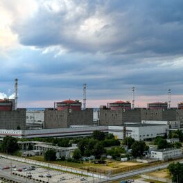 Cele 6 reactoare ale centralei nucleare Zaporojie, cu cerul întunecat pe fundal