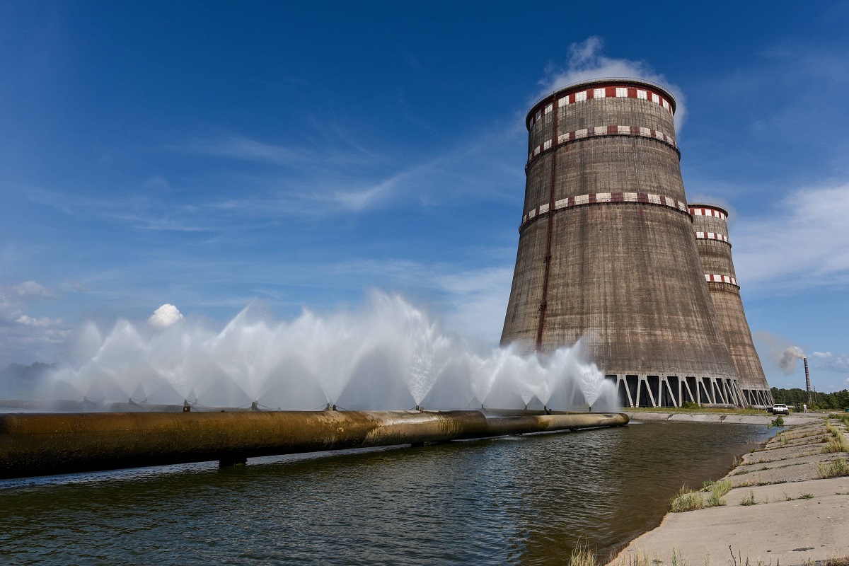 Sistemul de răcire de la centrala nucleară Zaporojie, lângă apă, cu cerul albastru pe fundal