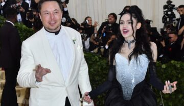 Elon Musk și Grimes, care au devenit părinți pentru a doua oară, pe covorul roșu la Met Gala, Heavenly Bodies, în anul 2018
