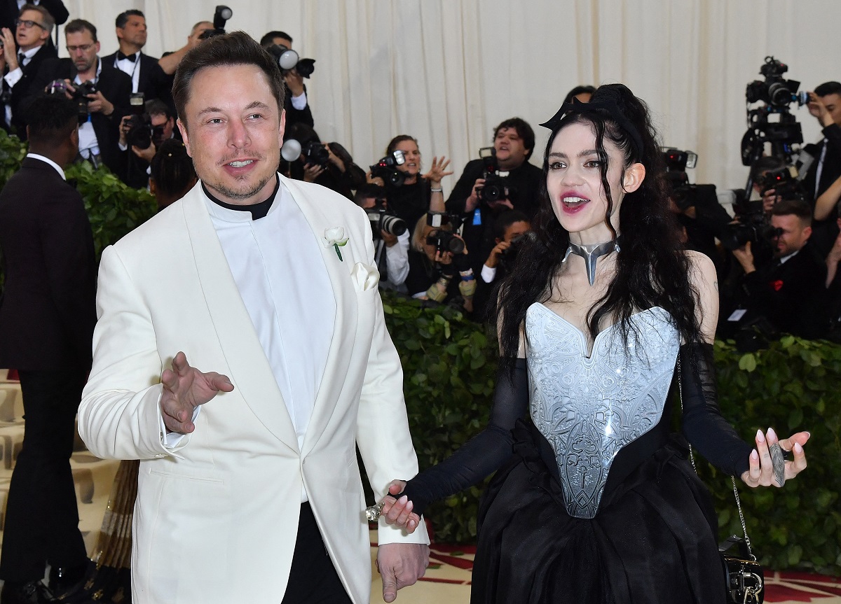 Elon Musk și Grimes, care au devenit părinți pentru a doua oară, pe covorul roșu la Met Gala, Heavenly Bodies, în anul 2018