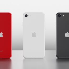 Trei modele de iPhone SE 2020, în culori roșu, negru și alb, pe un fundal gri. Experții au realizat o analiză iPhone SE 2022 versus iPhone SE 2020
