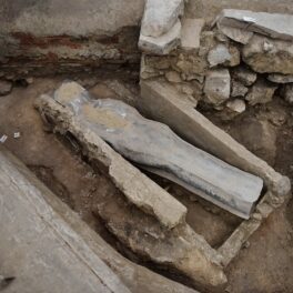 Sarcofagul de plumb descoperit sub Catedrala Notre Dame, din secolul 14