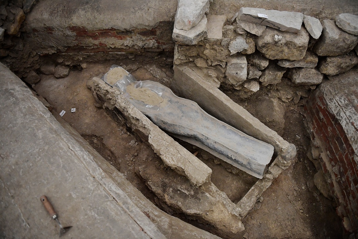 Sarcofagul de plumb descoperit sub Catedrala Notre Dame, din secolul 14
