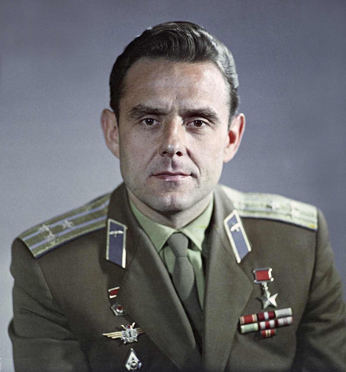 Portret Vladimir Komarov, îmbrăcat în uniformă verde, cu fundal gri