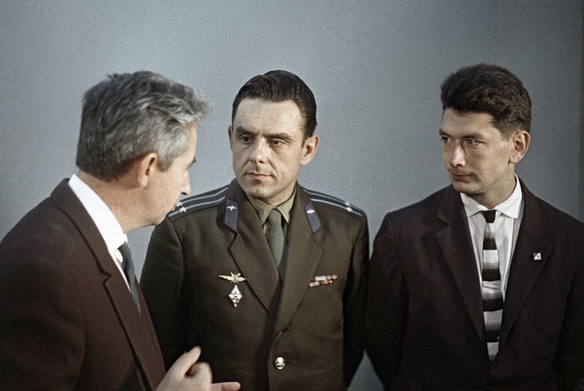 Cosmonauții Konstantin Feoktistov, Vladimir Komarov și Boris Yegorov