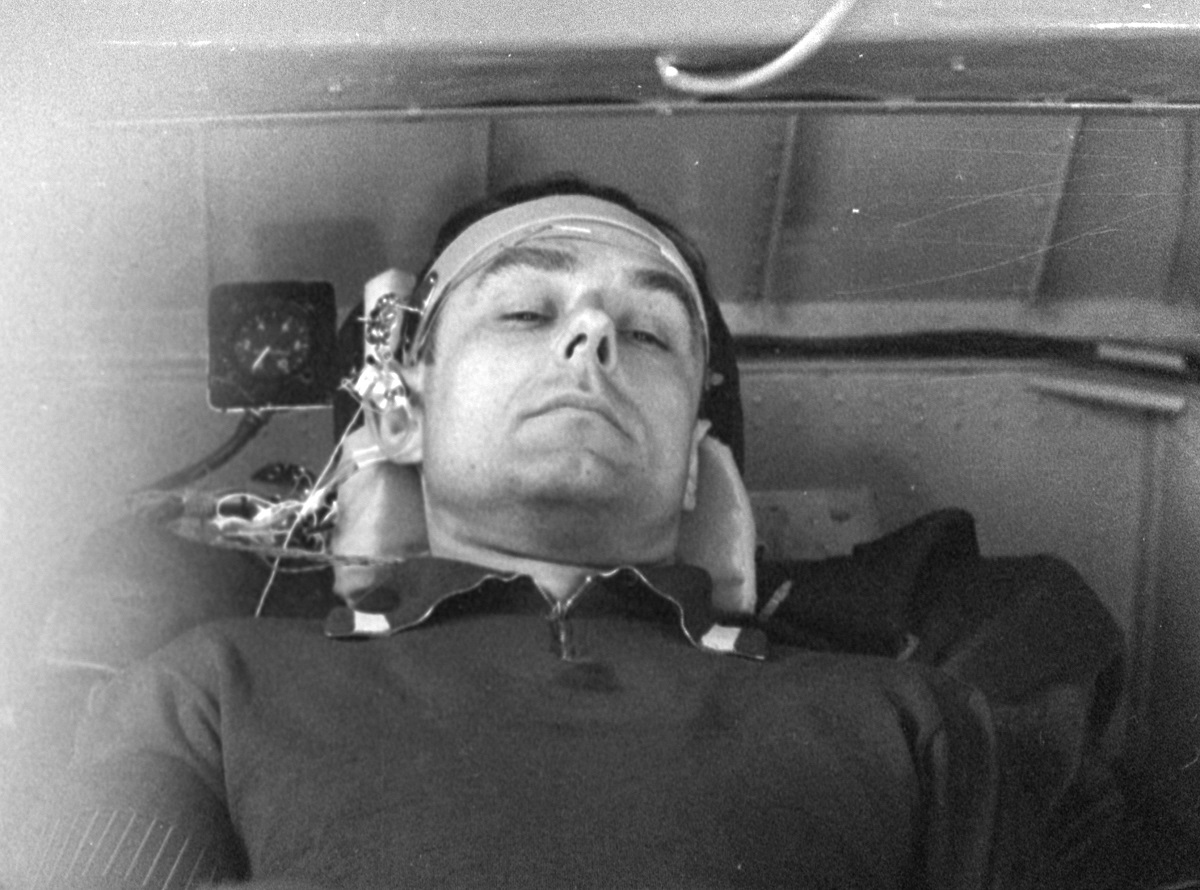 Vladimir Komarov, în timpul testelor medicale, înainte de misiunea Voskhod