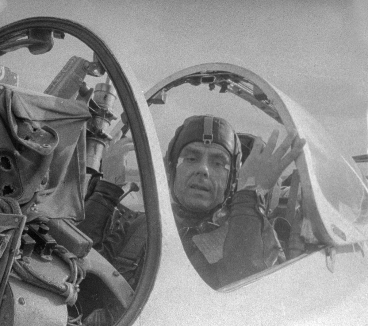Vladimir Komarov, pilot într-un avion vechi, imagine alb-negru