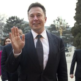Elon Musk în China, 2018, când s-a întâlnit cu Li Keqiang, îmbrăcat în costum negru, cu o cămașă albă. Abaterea care l-a îmbogățit pe Elon Musk cu 156 de milioane de dolari e investigată acum