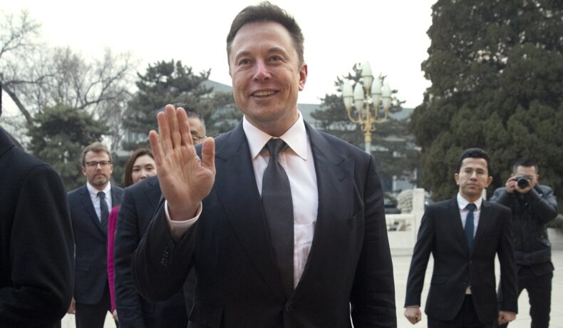 Elon Musk în China, 2018, când s-a întâlnit cu Li Keqiang, îmbrăcat în costum negru, cu o cămașă albă. Abaterea care l-a îmbogățit pe Elon Musk cu 156 de milioane de dolari e investigată acum