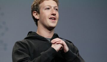 Mark Zuckerberg, pe scena evenimentului f8 Developer Conference, 2010. Poartă un hanorac gri, pe fundal gri. Angajații lui Mark Zuckerberg au o poreclă neașteptată pentru șeful lor