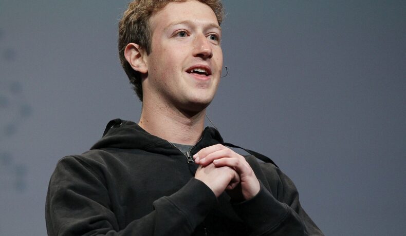 Mark Zuckerberg, pe scena evenimentului f8 Developer Conference, 2010. Poartă un hanorac gri, pe fundal gri. Angajații lui Mark Zuckerberg au o poreclă neașteptată pentru șeful lor