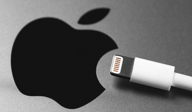 Simbol Apple, pe fundal gri, cu un căpat al încărcătorului. Apple a dezvăluit recent accident o actalizare importanta