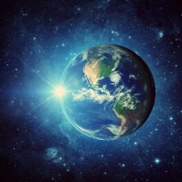 Planeta Pământ, cu lumină albastră în spate și fundal negru. Experții au estimat când a apărut viața pe Pământ