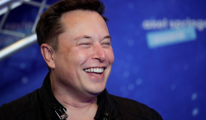 Elon Musk, covorul roșu Axel Springer Award, 2020, Germania. Râde, îmbrăcat în geacă neagră, cu fundal albastru. Experții au calculat câți ani trebuie să muncească un om obișnuit pentru a strânge averea lui Elon Musk