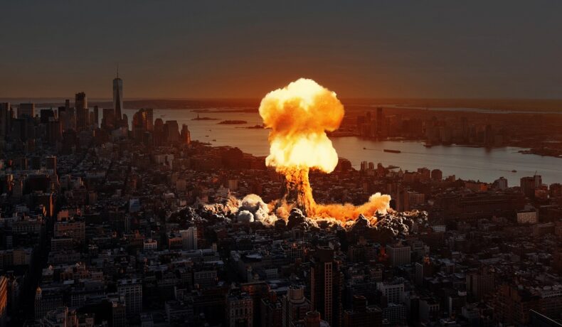 Explozie nucleară portocalie într-un oraș întunecat. Mulți se întreabă ce țări au arme nucleare