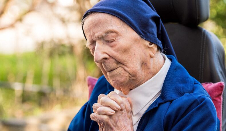 Lucile Randon, sora Andre, cea mai bătrână persoană din lume, cu mâinile împreunate ca de rugăciune