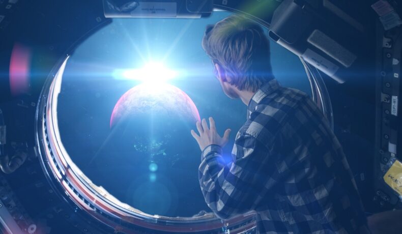 Trist spațial, care se uită la o planetă printr-un geam rotund. Space Perspective a dezvăluit cum vor arăta primele cabine de lux din spațiu
