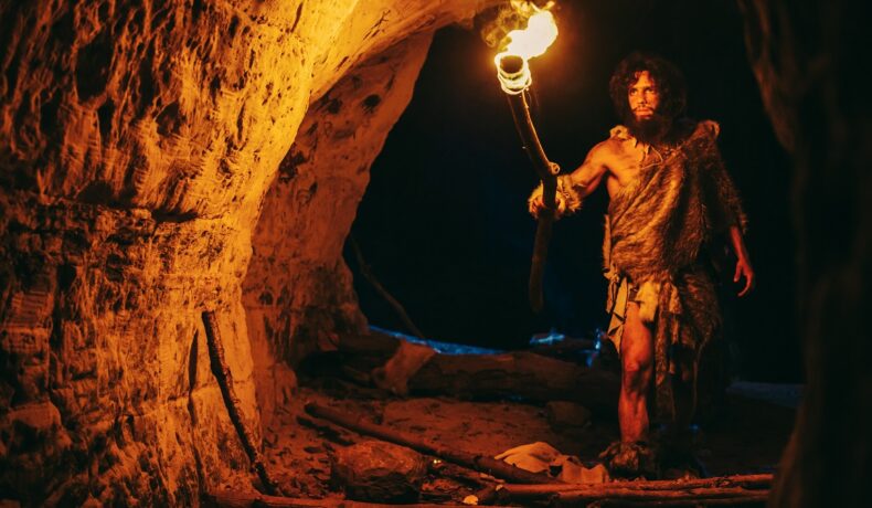 Om arhaic, cu foc, într-o peșteră. Experții au dezvăluit detaliul ascuns din evoluția oamenilor