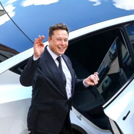 Elon Musk, după ce a depus mărturie în 2021 în cadrul procesului solarcity, în Delaware. Poartă un costum negru și se urcă într-o mașină albă. Elon Musk a câștigat un proces de 13 miliarde de dolari recent
