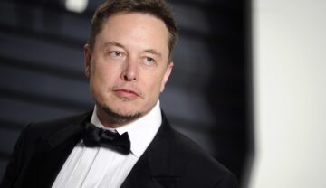 Elon Musk, covor roșu Oscar Vanity Fair Party, 2017. Poartă costum negru, cămașă albă, papion negru, cu fundal negru. Elon Musk a devenit recent acționar majoritar al platformei Twitter