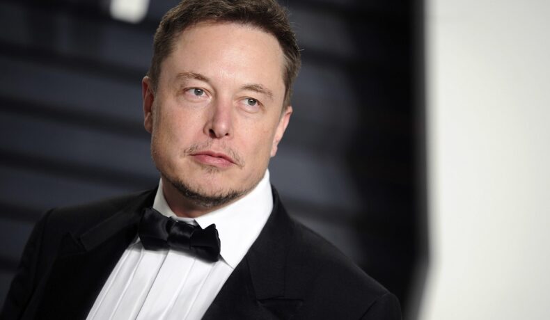 Elon Musk, covor roșu Oscar Vanity Fair Party, 2017. Poartă costum negru, cămașă albă, papion negru, cu fundal negru. Elon Musk a devenit recent acționar majoritar al platformei Twitter