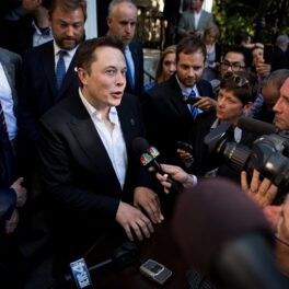 Elon Musk, vorbind cu reporterii, după o conferință la Nevada State Capitol, 2014. Recent, Elon Musk a fost dat în judecată de investitori Twitter