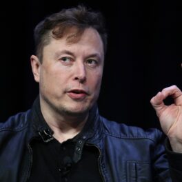 Elon Musk, pe scenă Satellite Conference and Exhibition, 2020, cu fundal negru, el e îmbrăcat în negru. Elon Musk nu ar avea suficiente fonduri să cumpere Twitter