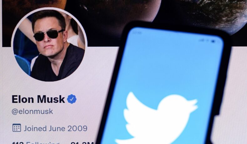 Contul lui Elon Musk de pe Twitter, cu un telefon în față cu simbolul Twitter. Recent, Elon Musk a dezvăluit că vrea să cumpere Twitter