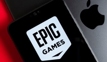 Telefon mobil pe care apare logoul Epic Games, pe fundal de laptop de Mac. Epic Games a dezvăluit recent Unreal Engine 5
