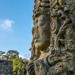 Columnă cu sculptură mayașă din templele Copan Ruinas, fundal cu cer albastru. Experții au descoperit recent un oraș pierdut legendar, Ciudad Blanca