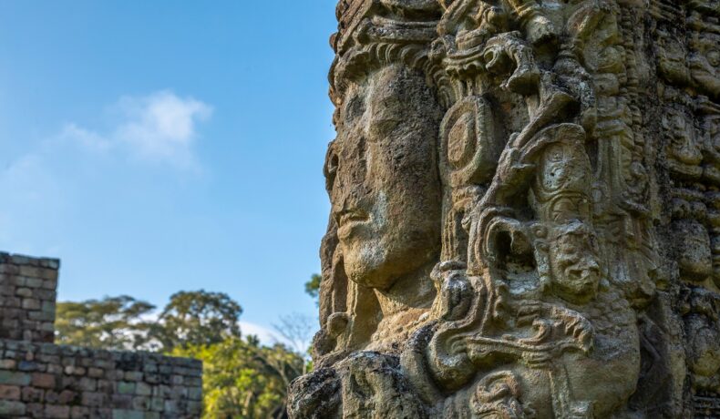 Columnă cu sculptură mayașă din templele Copan Ruinas, fundal cu cer albastru. Experții au descoperit recent un oraș pierdut legendar, Ciudad Blanca