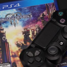 Carcasă pentru jocul Kingdom Hearts 3, alături de un controller PlayStation 4. Kingdom Hearts 4 a fost anunțat oficial recent