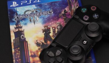 Carcasă pentru jocul Kingdom Hearts 3, alături de un controller PlayStation 4. Kingdom Hearts 4 a fost anunțat oficial recent