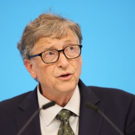 Bill Gates, în cadrul Hongqiao International Economic and Trade Forum, din 2018, Shanghai, pe fundal albastru. Michael Larson l-a îmbogățit pe Bill Gates de-a lungul anilor