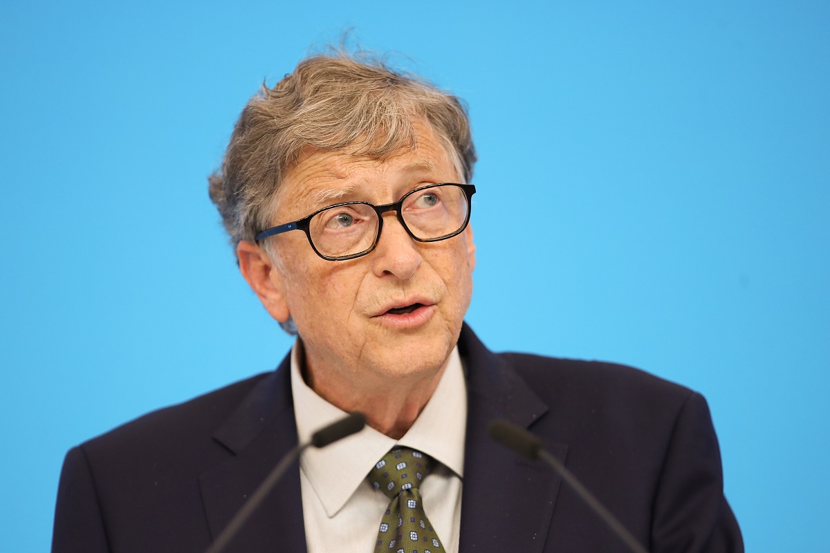 Bill Gates, în cadrul Hongqiao International Economic and Trade Forum, din 2018, Shanghai, pe fundal albastru. Michael Larson l-a îmbogățit pe Bill Gates de-a lungul anilor