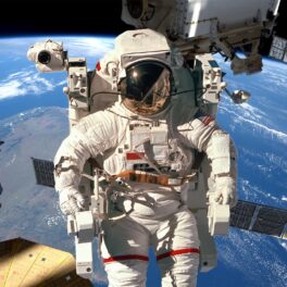 Astronaut care se află în spațiu, lângă Stația Spațială Internațională. Prima misiune spațială privată spre Stația Spațială Internațională va avea loc la începutul lunii aprilie