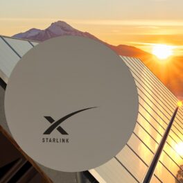 Antena Starlink, rotundă, albă, pe un acoperiș cu panouri colare, cu munți și apus în fundal. Serviciul de Internet Starlink a devenit cunoscut în întreaga lume