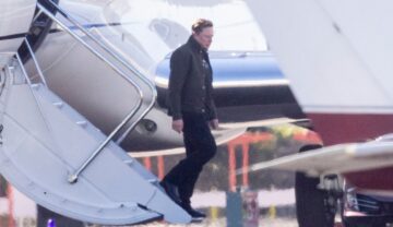 Elon Musk, care coboară din avionul lui privat, precum cel pe care îl urmărea tânărul Jack Sweeney