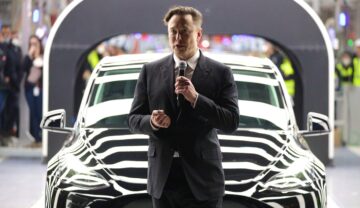 Elon Musk, la deschiderea gigafactoriei Tesla, ce a pierdut 126 de miliade de dolari din valoarea de piață, în fața unei mașini negre