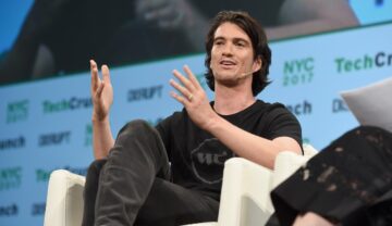 Adam Neumann, la evenimentul TechCrunch Disrupt NY, 2017, îmbrăcat cu un tricou negru