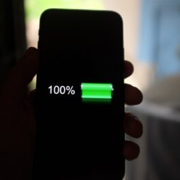 Telefoanele cu cele mai bune baterii rezistă considerabil, la fel ca telefonul negru din poză, cu baterie 100%