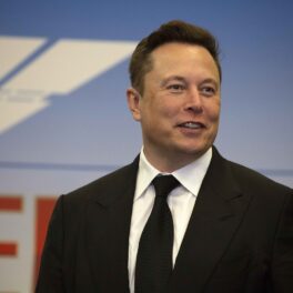 Elon Musk la costum în timp ce ține o conferință la sediul SpaceX