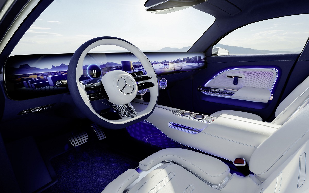 Interiorul mașinii Mercedez-Benz EQXX, cu scaune albe